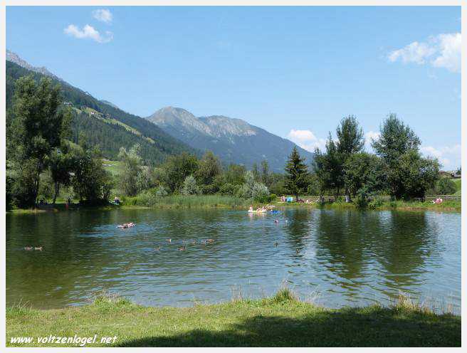 Vue panoramique sur le lac Kampler dans la vallée alpine du Stubai, Tyrol, Autriche