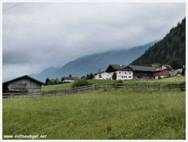 Vue panoramique sur le lac Kampler dans la vallée alpine du Stubai, Tyrol, Autriche