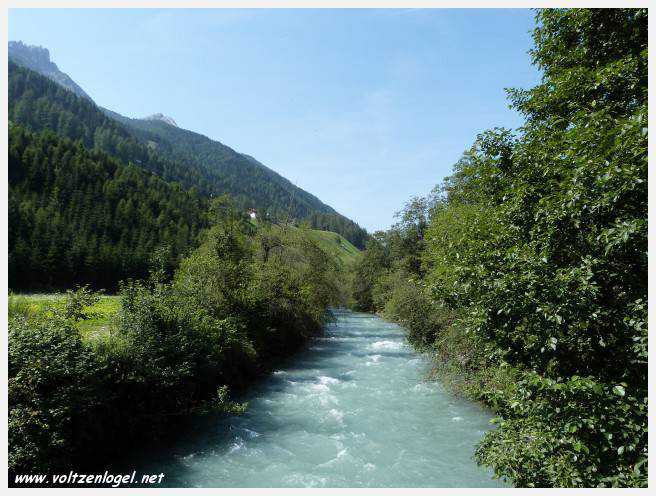 Vue panoramique sur le lac Kampler dans la vallée alpine du Stubai, Tyrol, Autriche