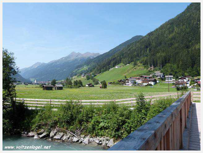 Vue panoramique sur le lac Kampler dans la vallée alpine du Stubai, Tyrol, Autriche