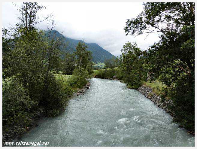 Vue panoramique sur le lac Kampler dans la vallée alpine du Stubai, Tyrol, Autriche