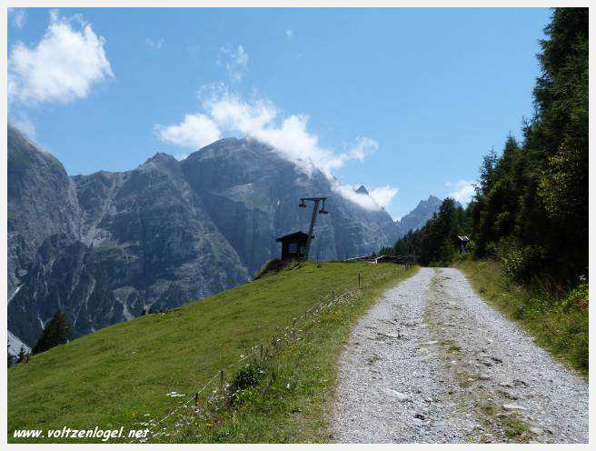 Vue panoramique des montagnes alpines de Neustift au Stubaital