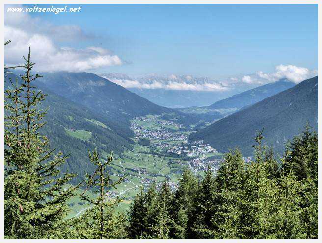 Vue panoramique des montagnes alpines de Neustift au Stubaital