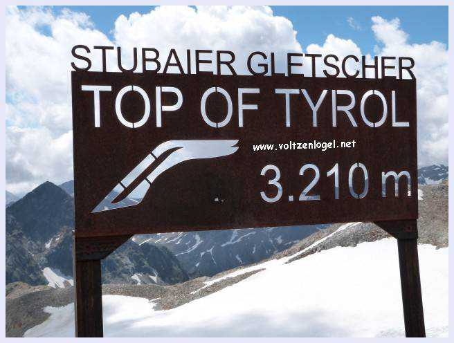Vue panoramique depuis le Glacier du Stubai avec montagnes enneigées à 3 210m