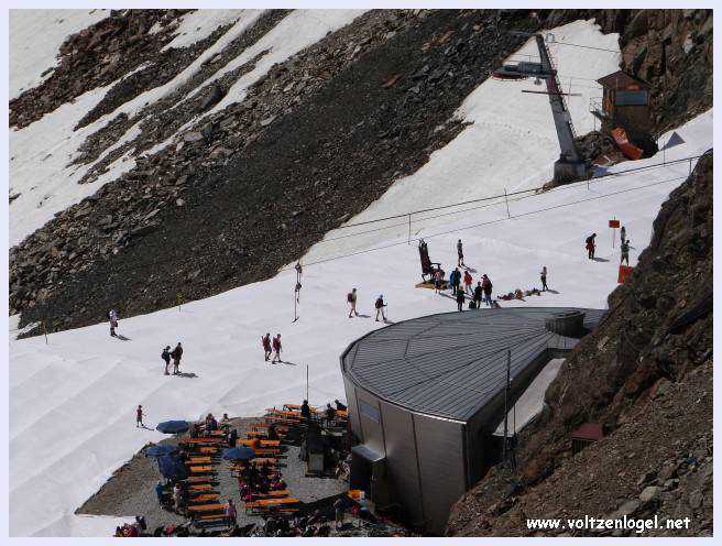 Une vue panoramique du Stubai Glacier, avec ses sommets enneigés et ses sentiers de randonnée pittoresques.
