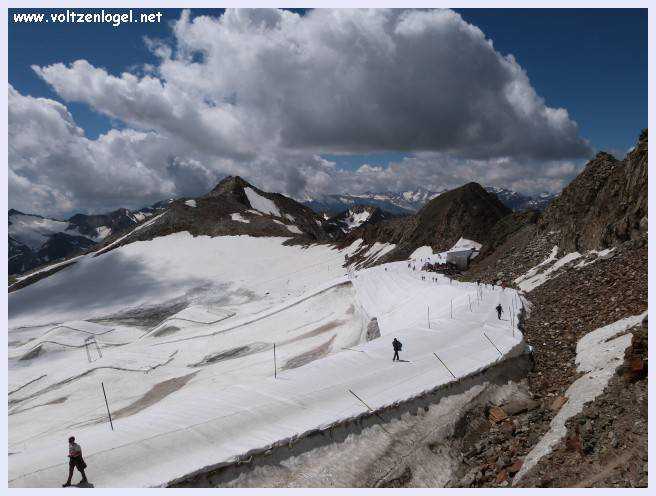 Une vue panoramique du Stubai Glacier, avec ses sommets enneigés et ses sentiers de randonnée pittoresques.