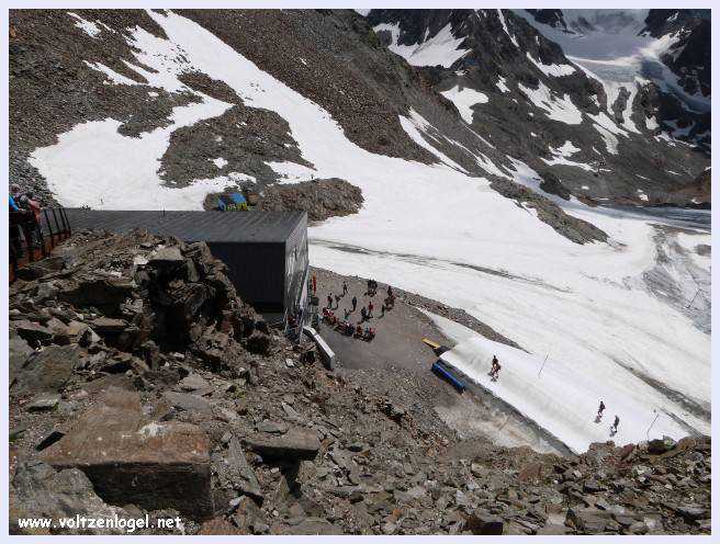 Une vue panoramique du Stubai Glacier, avec ses sommets enneigés et ses sentiers de randonnée pittoresques.