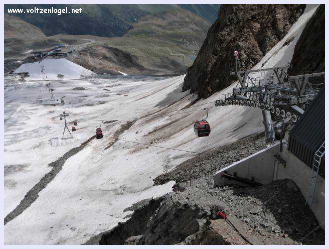 Une vue panoramique du Stubai Glacier, avec ses sommets enneigés et ses sentiers de randonnée pittoresques.