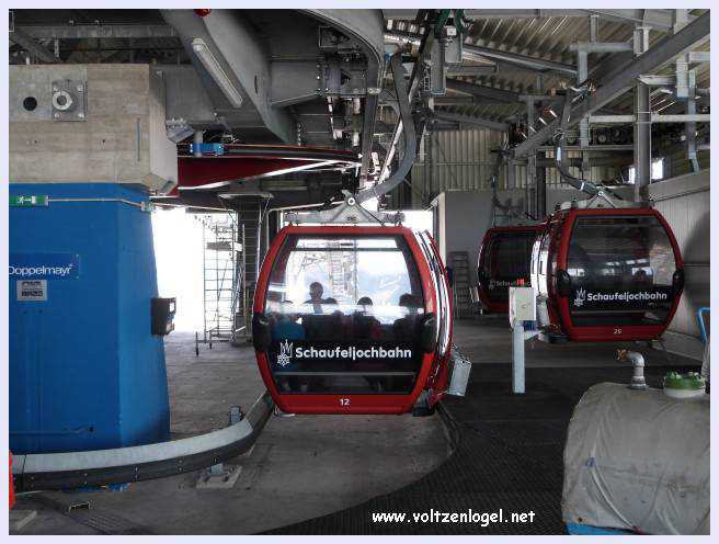 Une vue panoramique du Stubai Glacier, avec ses sommets enneigés et ses sentiers de randonnée pittoresques.