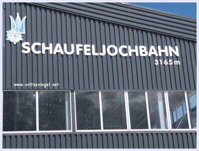 Une vue panoramique du Stubai Glacier, avec ses sommets enneigés et ses sentiers de randonnée pittoresques.