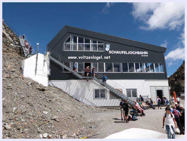 Une vue panoramique du Stubai Glacier, avec ses sommets enneigés et ses sentiers de randonnée pittoresques.