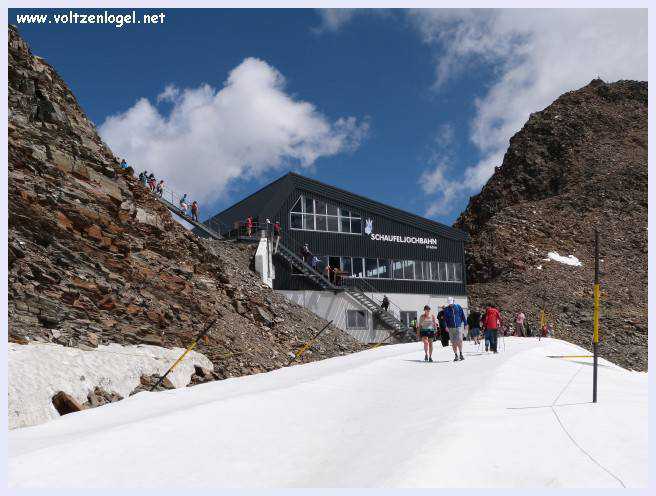 Une vue panoramique du Stubai Glacier, avec ses sommets enneigés et ses sentiers de randonnée pittoresques.