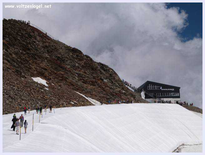 Une vue panoramique du Stubai Glacier, avec ses sommets enneigés et ses sentiers de randonnée pittoresques.
