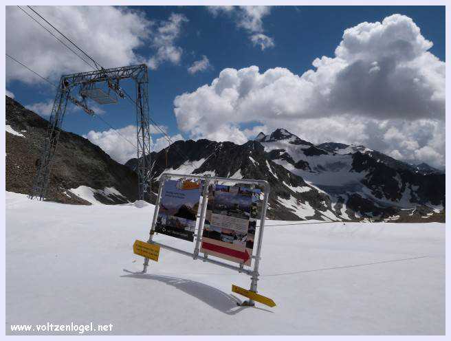 Une vue panoramique du Stubai Glacier, avec ses sommets enneigés et ses sentiers de randonnée pittoresques.
