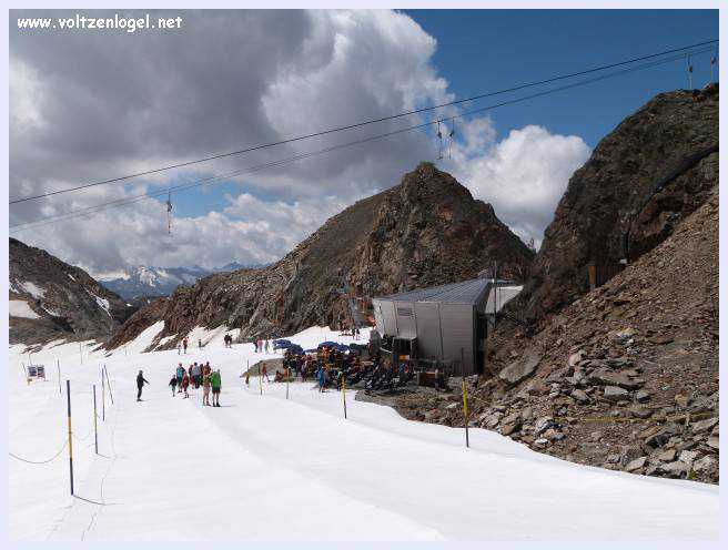Une vue panoramique du Stubai Glacier, avec ses sommets enneigés et ses sentiers de randonnée pittoresques.