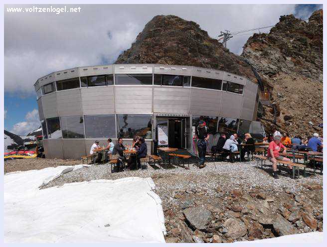 Une vue panoramique du Stubai Glacier, avec ses sommets enneigés et ses sentiers de randonnée pittoresques.