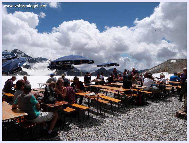 Une vue panoramique du Stubai Glacier, avec ses sommets enneigés et ses sentiers de randonnée pittoresques.