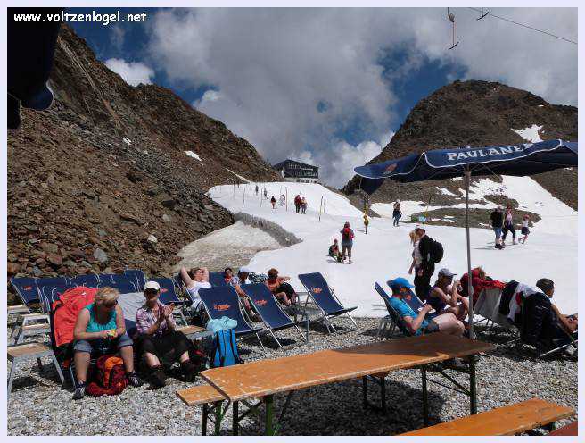 Une vue panoramique du Stubai Glacier, avec ses sommets enneigés et ses sentiers de randonnée pittoresques.