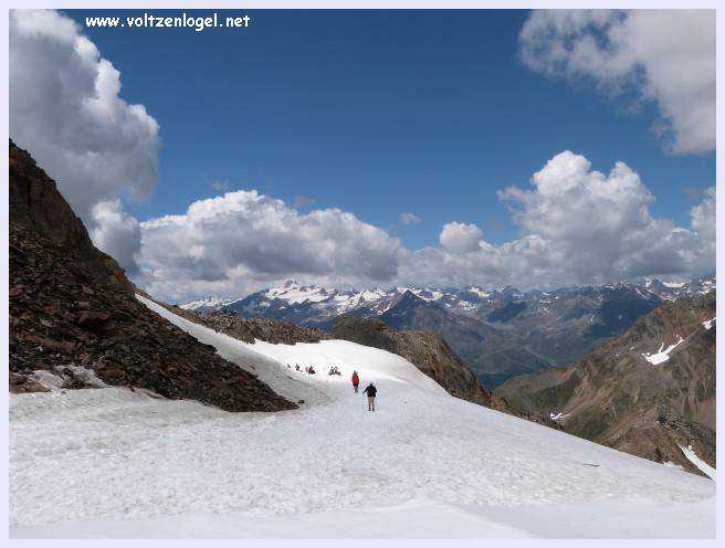 Une vue panoramique du Stubai Glacier, avec ses sommets enneigés et ses sentiers de randonnée pittoresques.