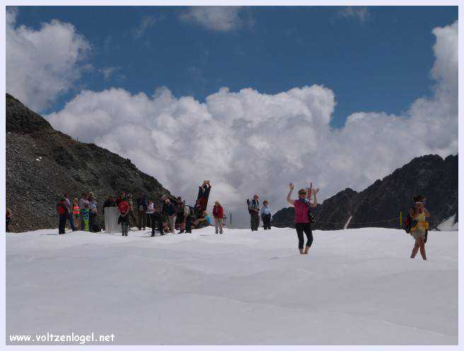 Une vue panoramique du Stubai Glacier, avec ses sommets enneigés et ses sentiers de randonnée pittoresques.