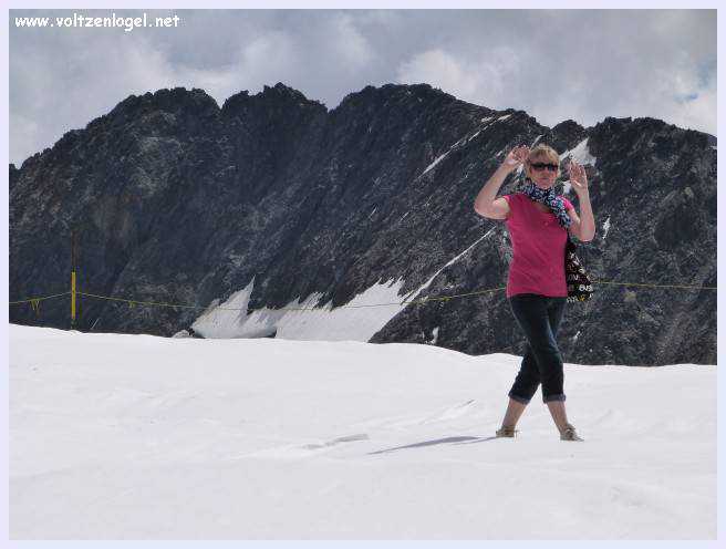 Une vue panoramique du Stubai Glacier, avec ses sommets enneigés et ses sentiers de randonnée pittoresques.