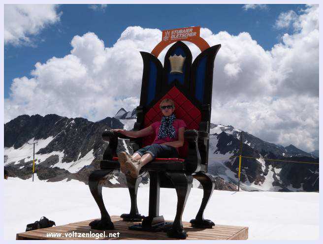 Une vue panoramique du Stubai Glacier, avec ses sommets enneigés et ses sentiers de randonnée pittoresques.