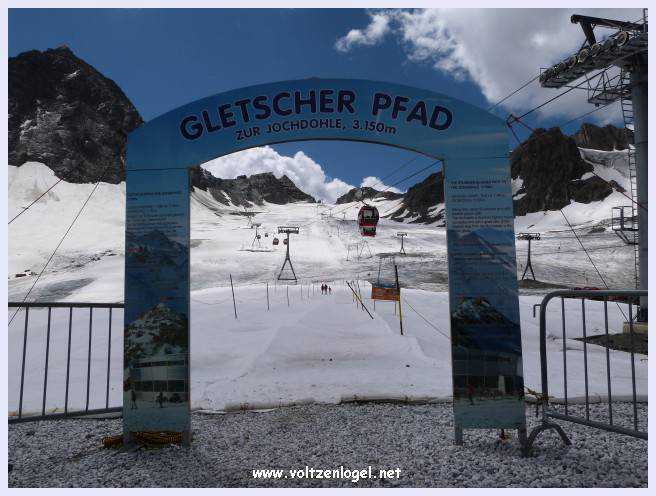Une vue panoramique du Stubai Glacier, avec ses sommets enneigés et ses sentiers de randonnée pittoresques.
