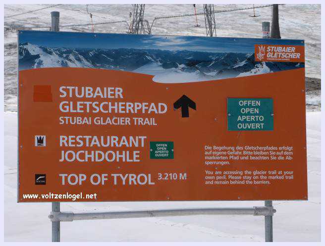 Une vue panoramique du Stubai Glacier, avec ses sommets enneigés et ses sentiers de randonnée pittoresques.