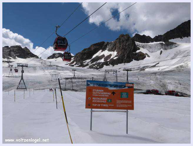 Une vue panoramique du Stubai Glacier, avec ses sommets enneigés et ses sentiers de randonnée pittoresques.