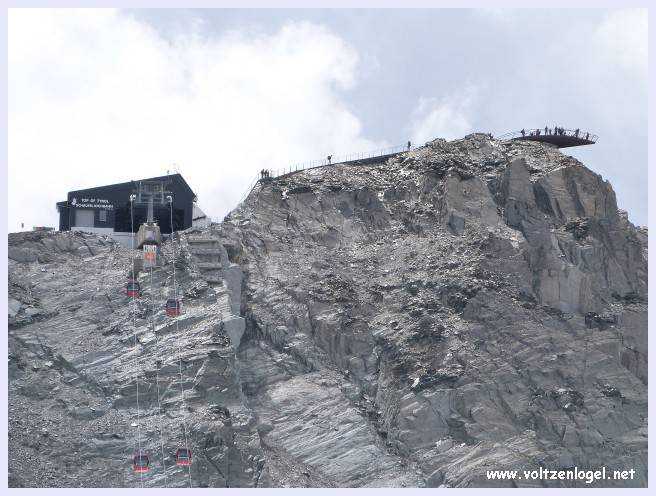 Une vue panoramique du Stubai Glacier, avec ses sommets enneigés et ses sentiers de randonnée pittoresques.