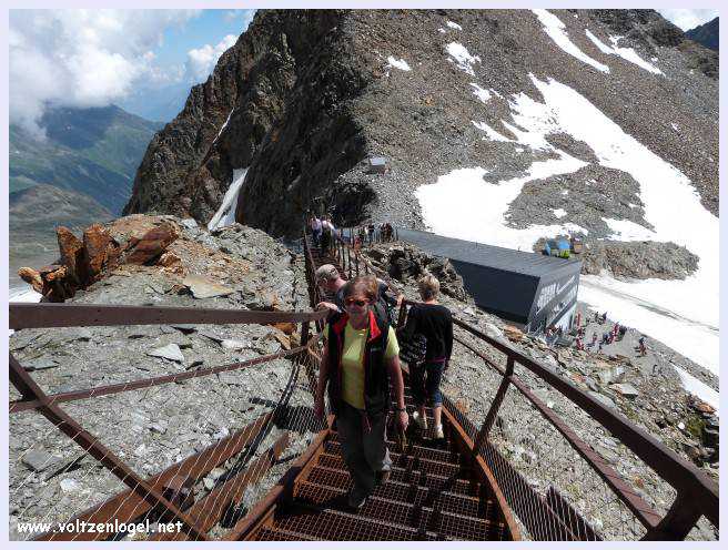 Une vue panoramique du Stubai Glacier, avec ses sommets enneigés et ses sentiers de randonnée pittoresques.