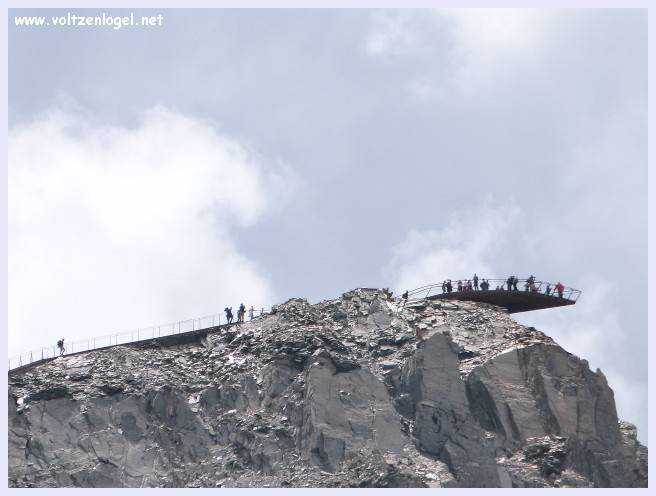 Une vue panoramique du Stubai Glacier, avec ses sommets enneigés et ses sentiers de randonnée pittoresques.