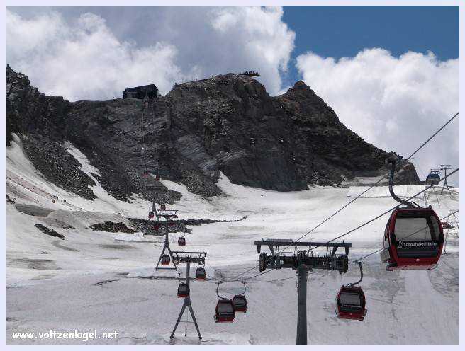 Une vue panoramique du Stubai Glacier, avec ses sommets enneigés et ses sentiers de randonnée pittoresques.