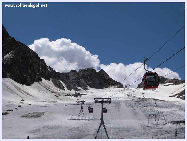 Une vue panoramique du Stubai Glacier, avec ses sommets enneigés et ses sentiers de randonnée pittoresques.