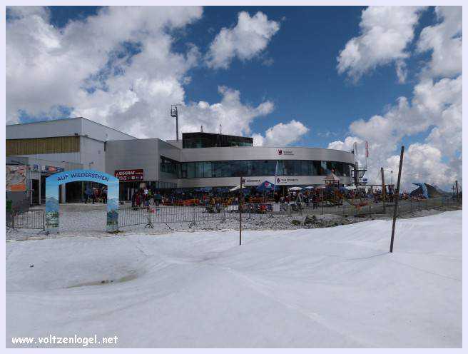 Une vue panoramique du Stubai Glacier, avec ses sommets enneigés et ses sentiers de randonnée pittoresques.