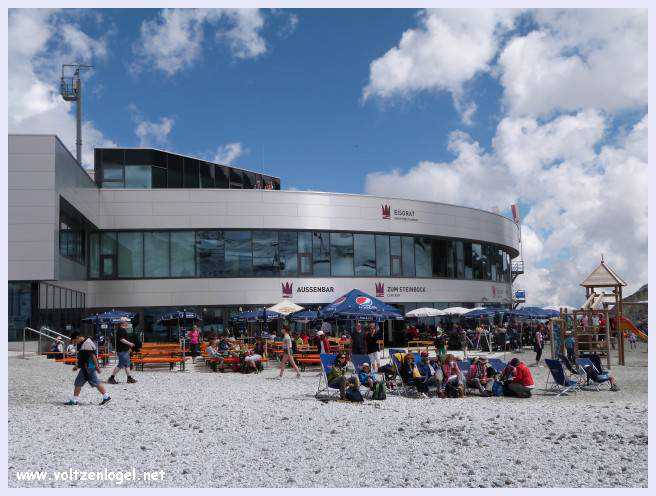 Une vue panoramique du Stubai Glacier, avec ses sommets enneigés et ses sentiers de randonnée pittoresques.