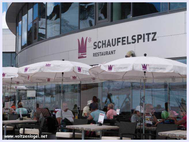 Une vue panoramique du Stubai Glacier, avec ses sommets enneigés et ses sentiers de randonnée pittoresques.