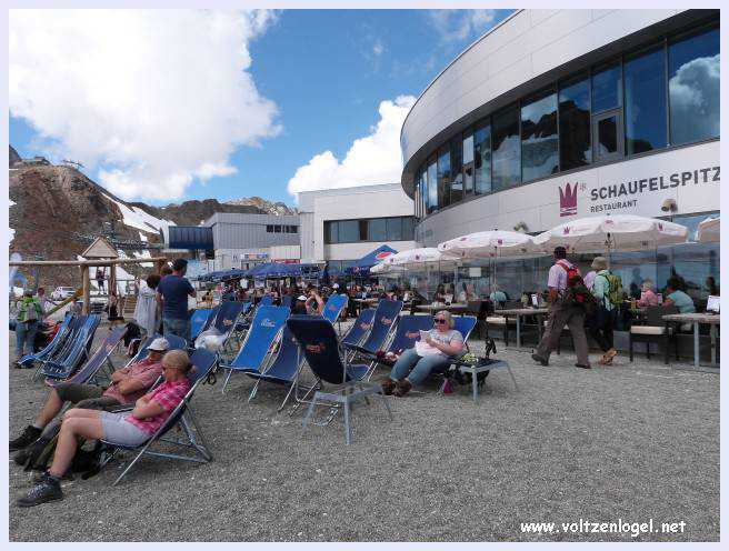Une vue panoramique du Stubai Glacier, avec ses sommets enneigés et ses sentiers de randonnée pittoresques.