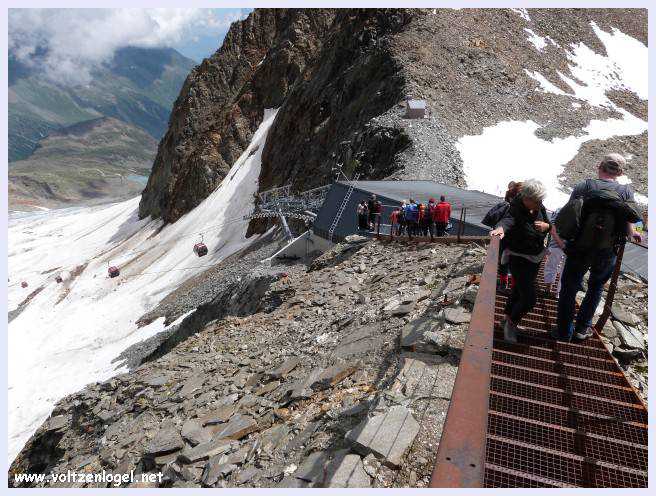 Une vue panoramique du Stubai Glacier, avec ses sommets enneigés et ses sentiers de randonnée pittoresques.