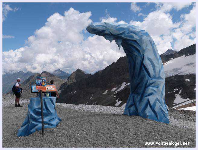 Une vue panoramique du Stubai Glacier, avec ses sommets enneigés et ses sentiers de randonnée pittoresques.