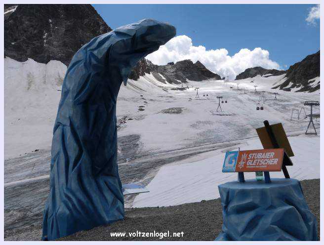Une vue panoramique du Stubai Glacier, avec ses sommets enneigés et ses sentiers de randonnée pittoresques.
