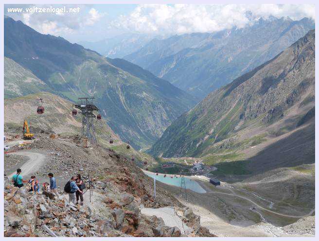 Une vue panoramique du Stubai Glacier, avec ses sommets enneigés et ses sentiers de randonnée pittoresques.