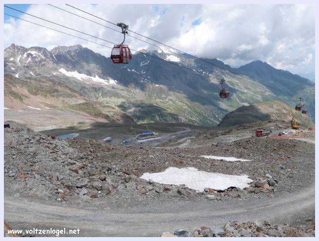 Une vue panoramique du Stubai Glacier, avec ses sommets enneigés et ses sentiers de randonnée pittoresques.