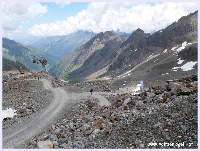 Une vue panoramique du Stubai Glacier, avec ses sommets enneigés et ses sentiers de randonnée pittoresques.