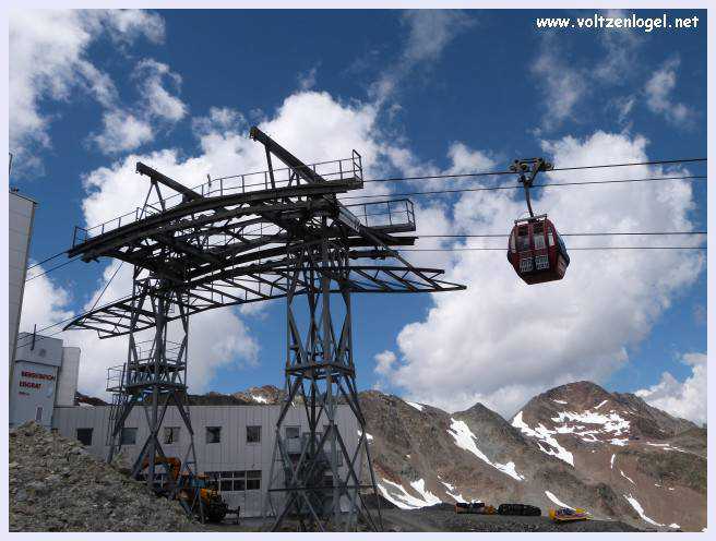 Une vue panoramique du Stubai Glacier, avec ses sommets enneigés et ses sentiers de randonnée pittoresques.