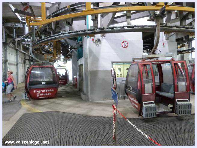 Une vue panoramique du Stubai Glacier, avec ses sommets enneigés et ses sentiers de randonnée pittoresques.