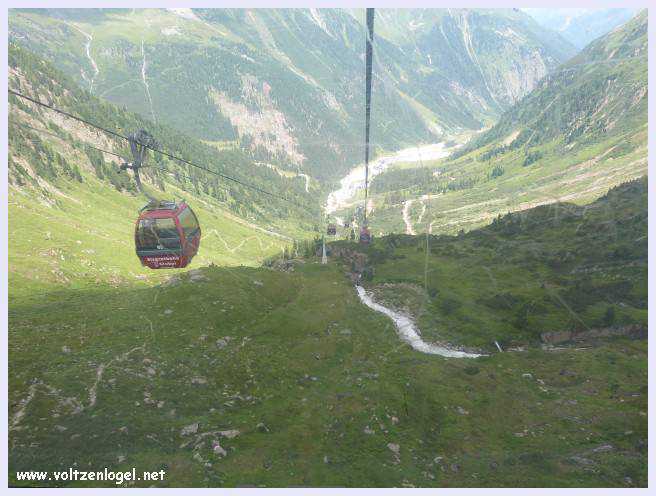 Une vue panoramique du Stubai Glacier, avec ses sommets enneigés et ses sentiers de randonnée pittoresques.
