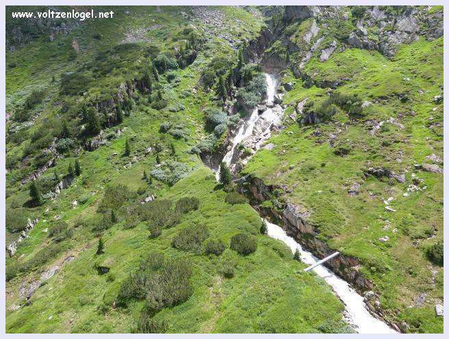 Une vue panoramique du Stubai Glacier, avec ses sommets enneigés et ses sentiers de randonnée pittoresques.