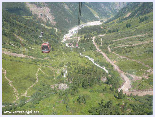 Une vue panoramique du Stubai Glacier, avec ses sommets enneigés et ses sentiers de randonnée pittoresques.