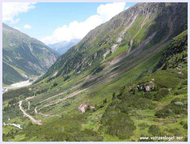 Une vue panoramique du Stubai Glacier, avec ses sommets enneigés et ses sentiers de randonnée pittoresques.